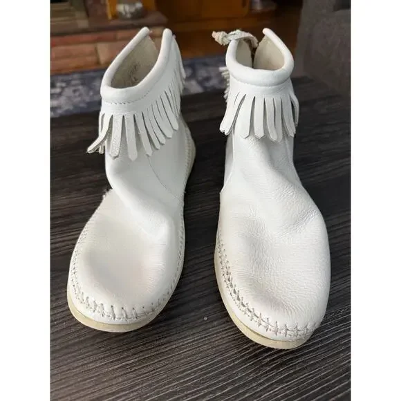 Vintage Genuine Leather USA Made White Fringe Ankle Moccasins SZ. 9 - Picture 1 of 9